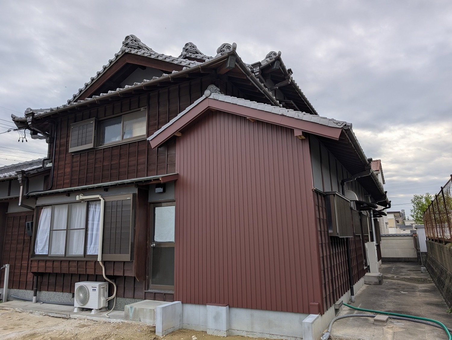 離れ建替え　解体工事　電気・ガス・水道・移設　母屋外壁補修　屋根補修　半田市