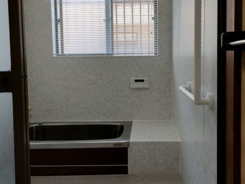 タイルのヒビ割れが続く浴室を、安心安全に改装。