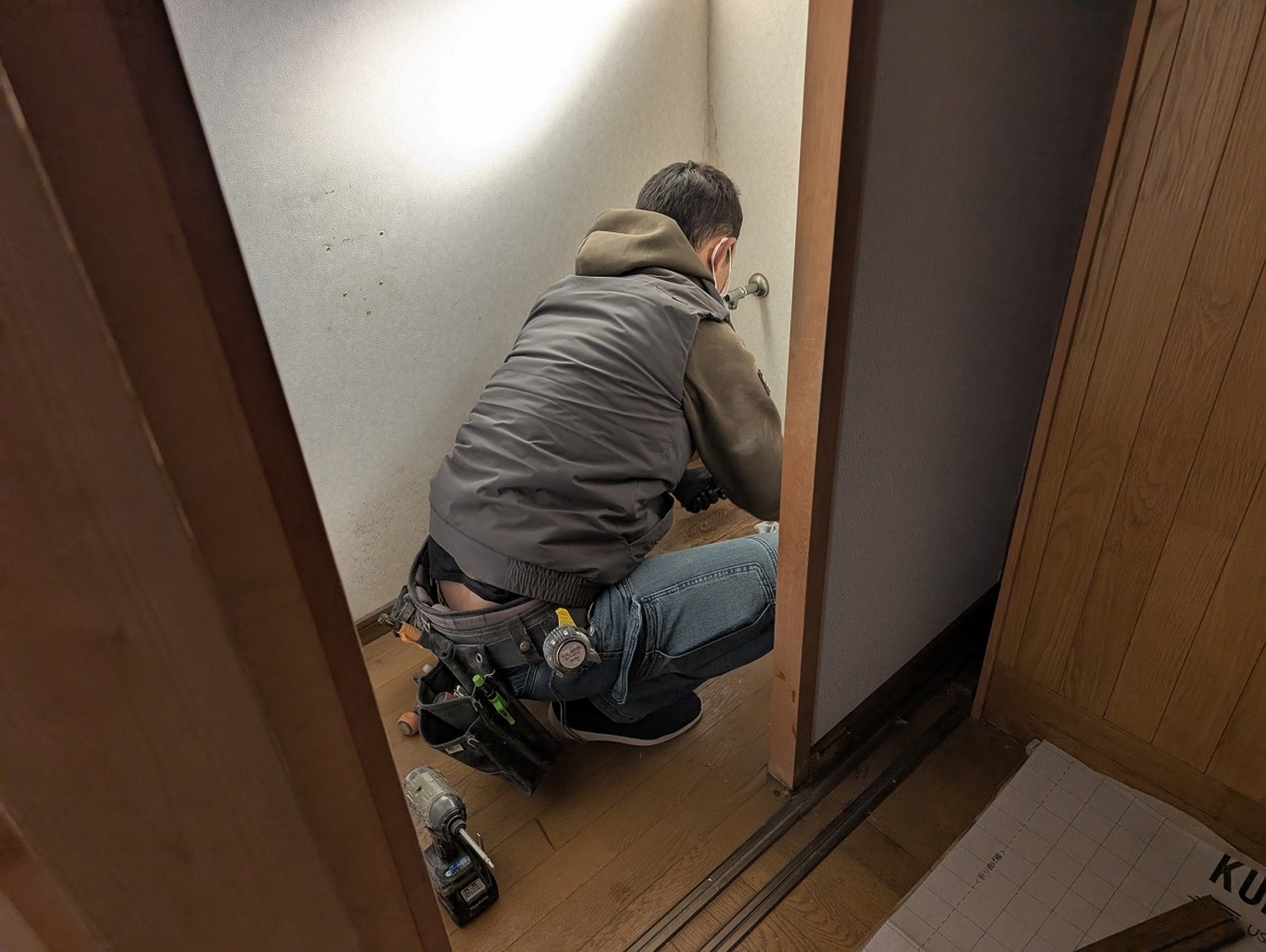 片側の扉を閉めないとトイレに入れない...不思議トイレをいつでも使えるトイレにリフォームです。