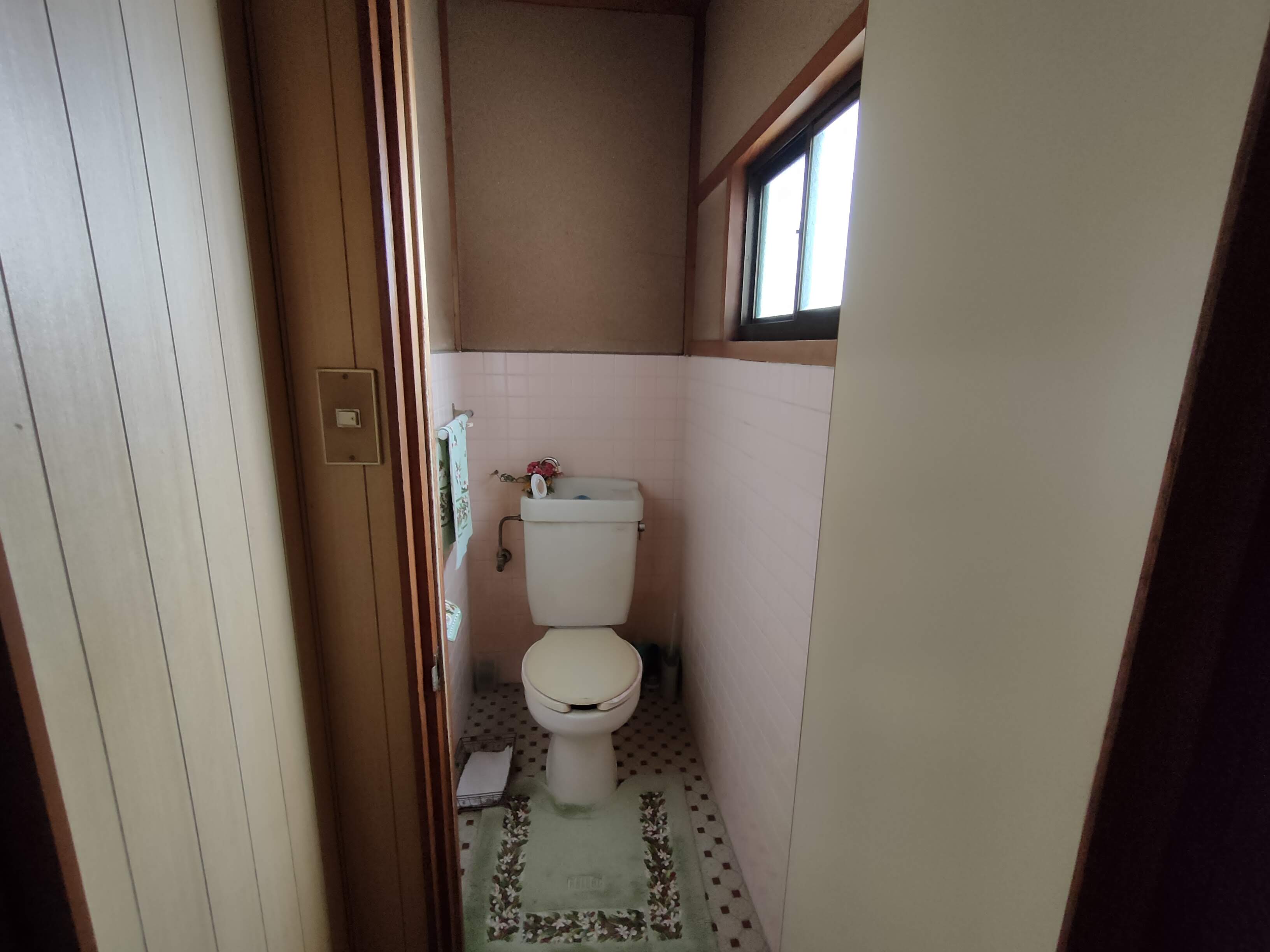 施工前　トイレ　タイル貼り　リフォーム　カワイ建築工房