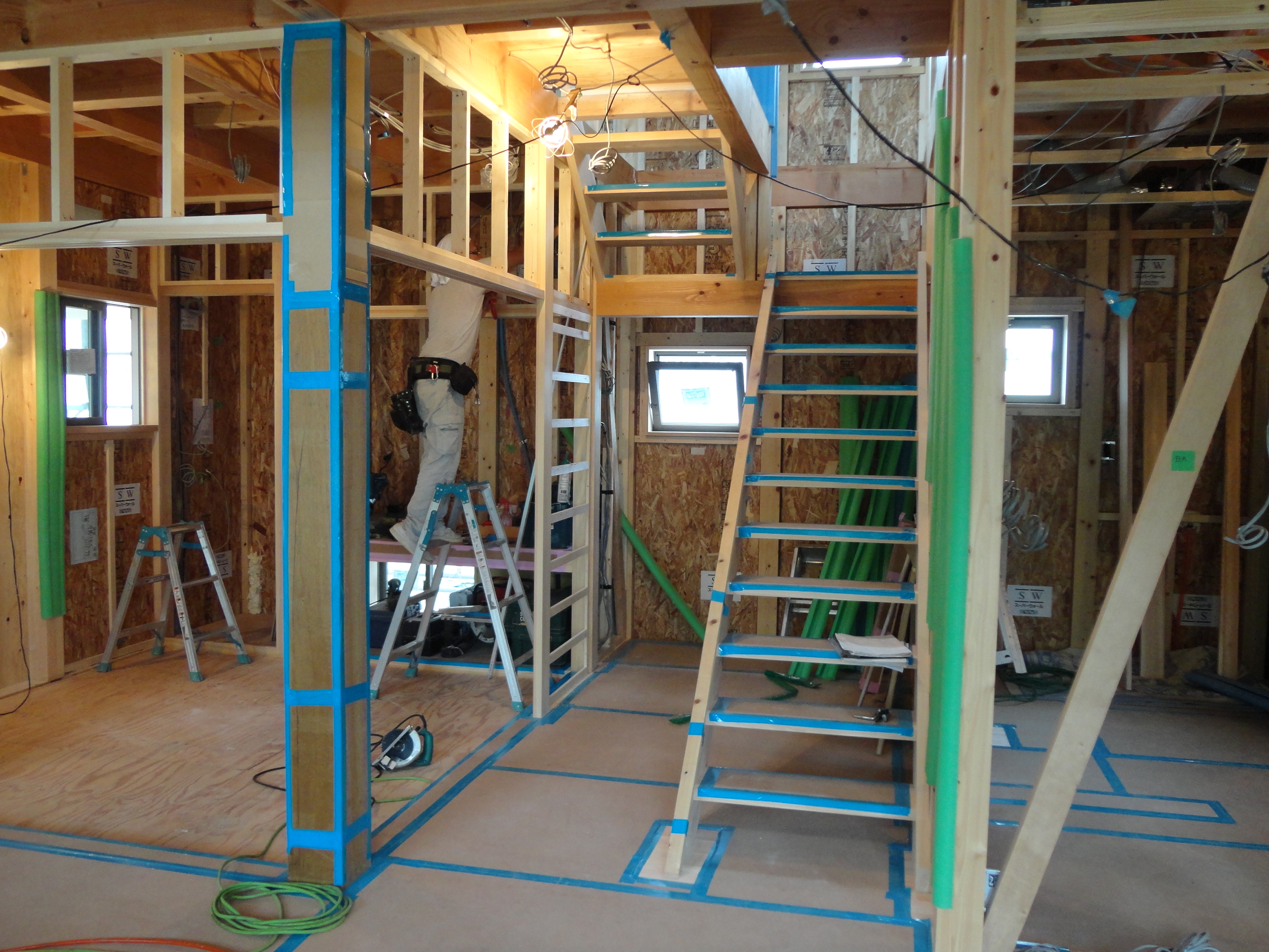 新築注文住宅　スキップ階段　自然素材　施工中　知多市