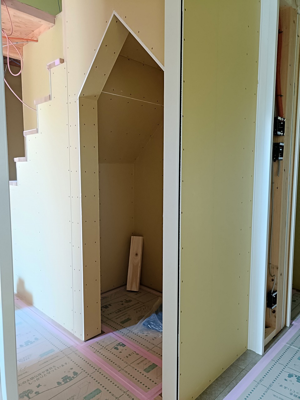 階段スペース　猫コーナー　新築注文住宅　知多市　カワイ建築工房