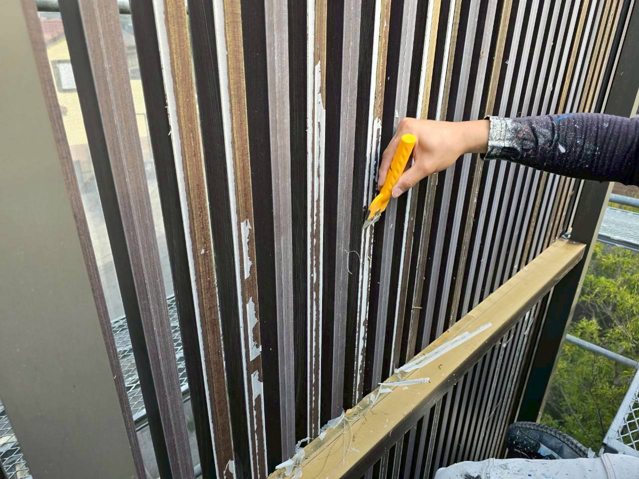 アルミ格子　シート剥がれ　外壁塗装　知多市岡田　カワイ建築工房