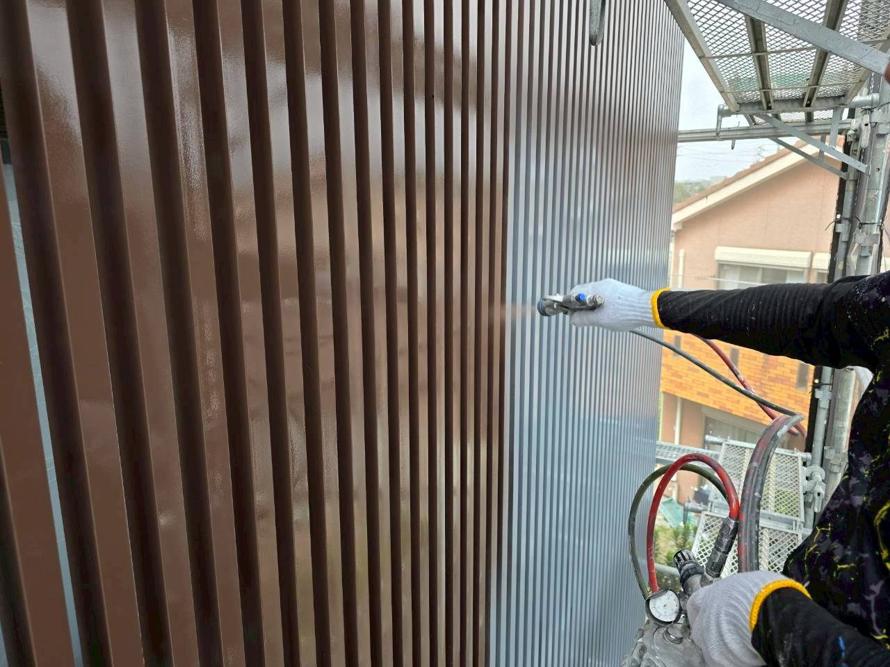 アルミ格子　吹付け塗装　シート剥がれ　補修　知多市岡田　カワイ建築工房