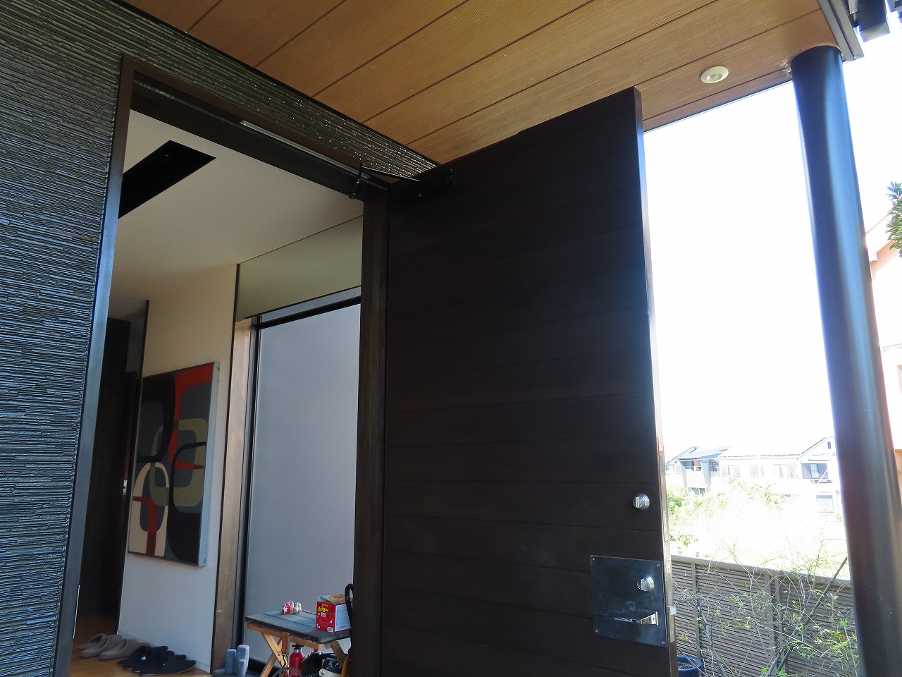 木製玄関ドア　ドアクローザー設置　塗装　知多市岡田　カワイ建築工房