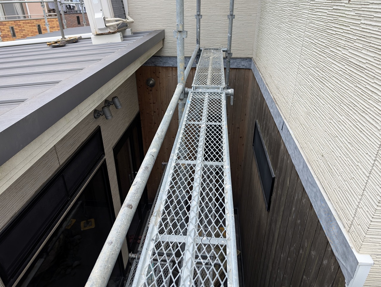 中庭　足場の設置　木格子撤去　外壁塗装　知多市岡田　カワイ建築工房