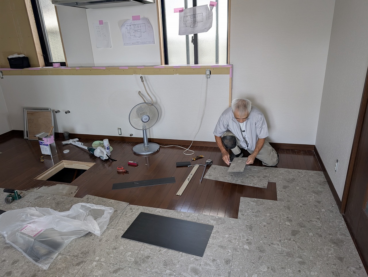 床材　タイル貼り　キッチンリフォーム　カワイ建築工房