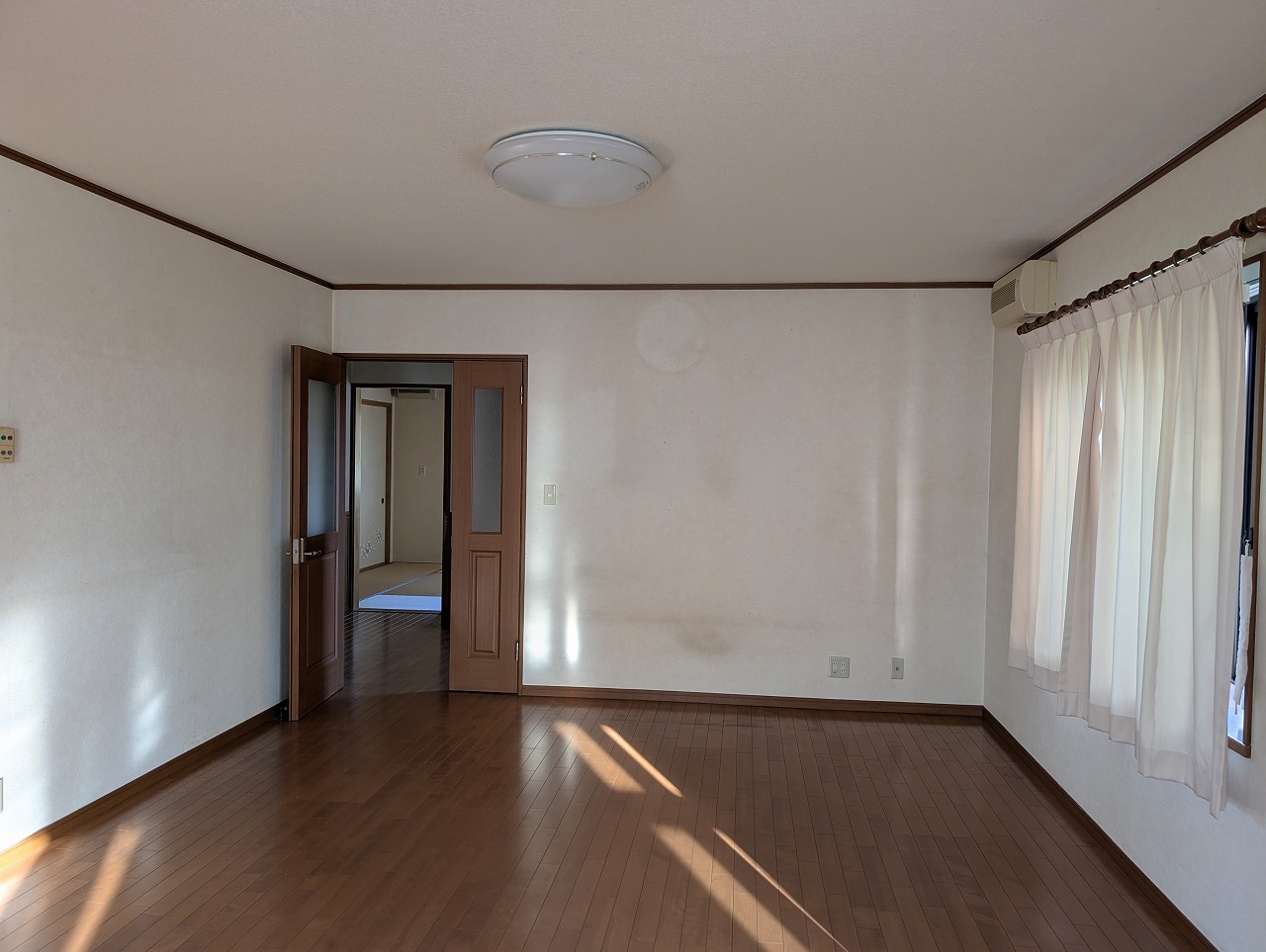 リビング　クロス貼替　戸建て住宅リフォーム　知多市　カワイ建築工房
