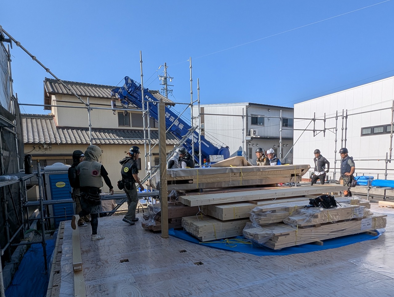 柱を立てていきます。　高浜市　注文住宅　新築工事　自然素材　デザイン住宅　一級建築士