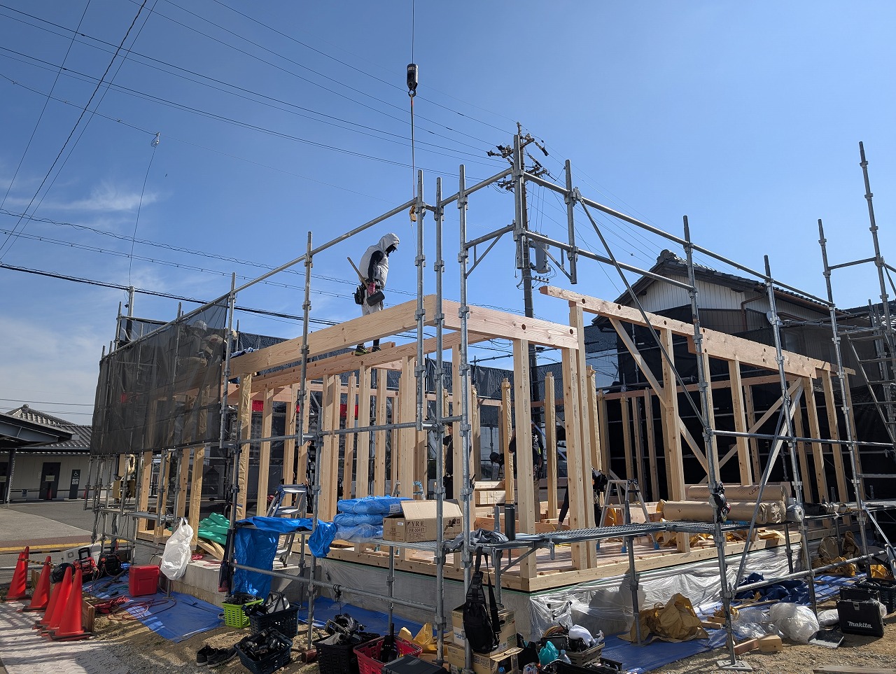 梁を組んでいく大工たち。高浜市　注文住宅　新築工事　自然素材　デザイン住宅　一級建築士