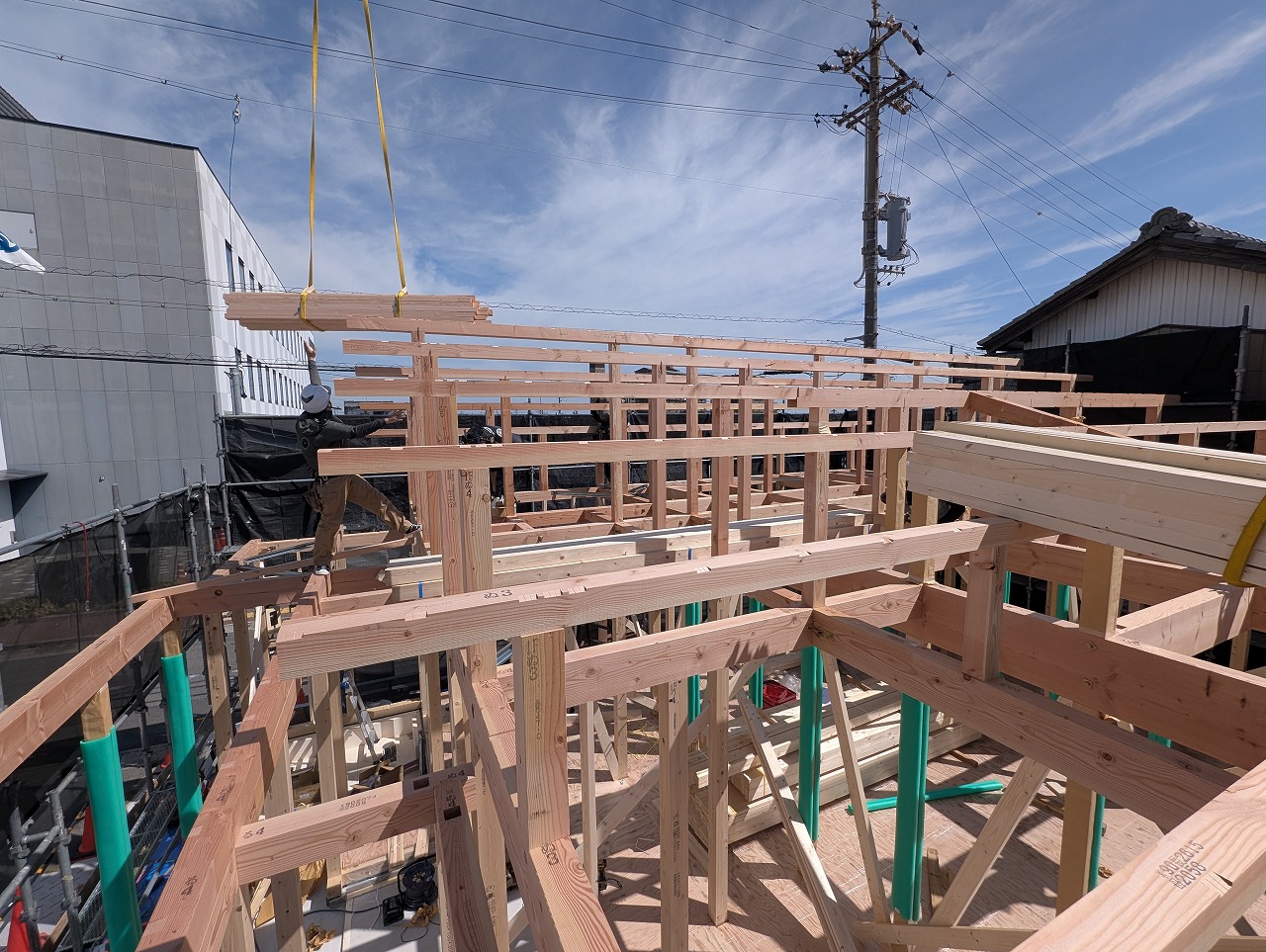 小屋組みを組む大工たち。高浜市　注文住宅　新築工事　自然素材　デザイン住宅　一級建築士