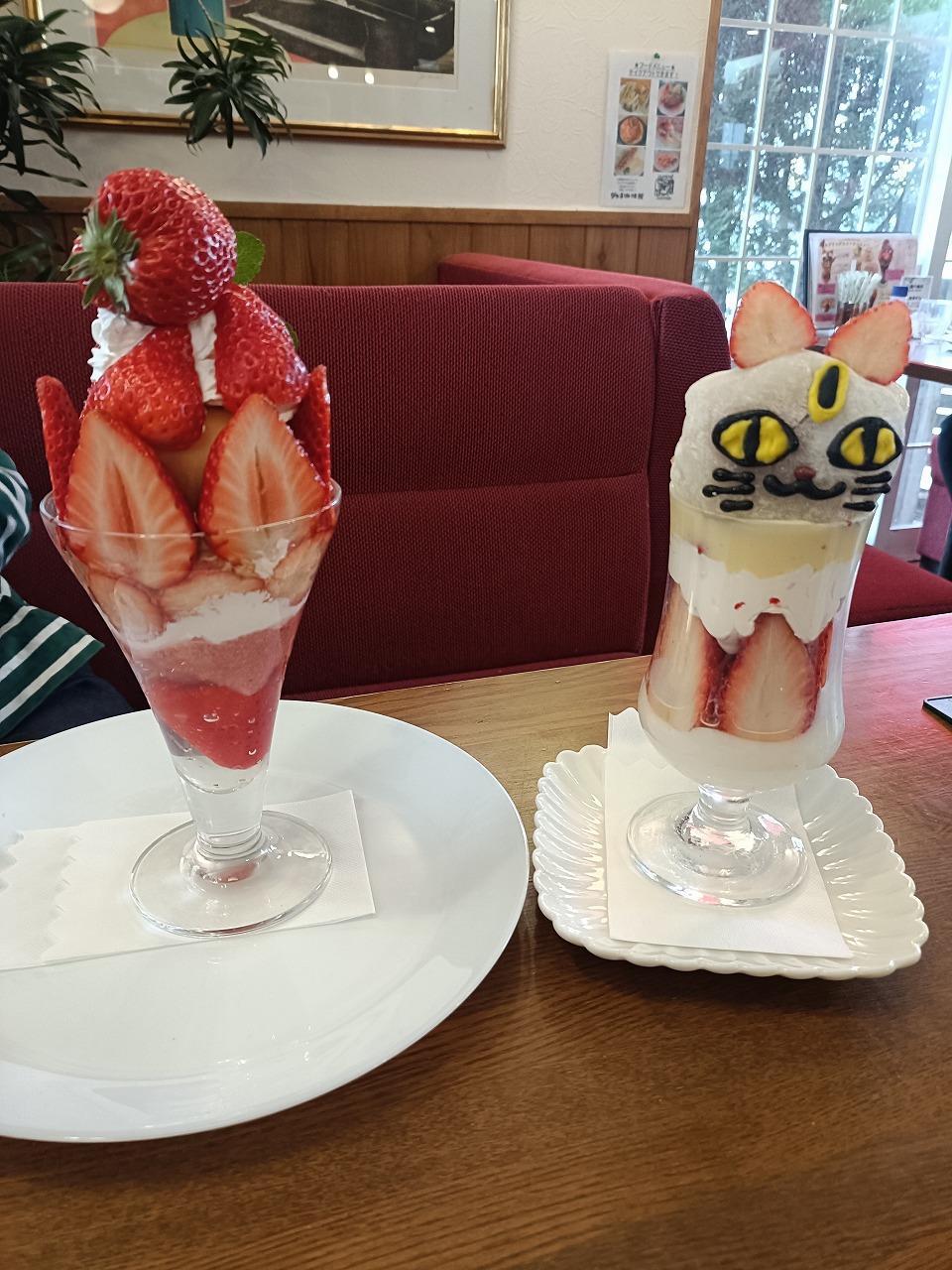 ダフネ珈琲常滑店　ねこちゃんパフェ　イチゴパフェ　カワイ建築工房