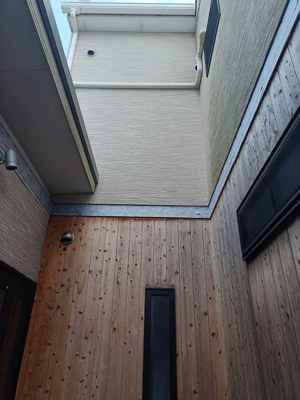 外壁塗装　中庭　天井格子　撤去作業　知多市　カワイ建築工房